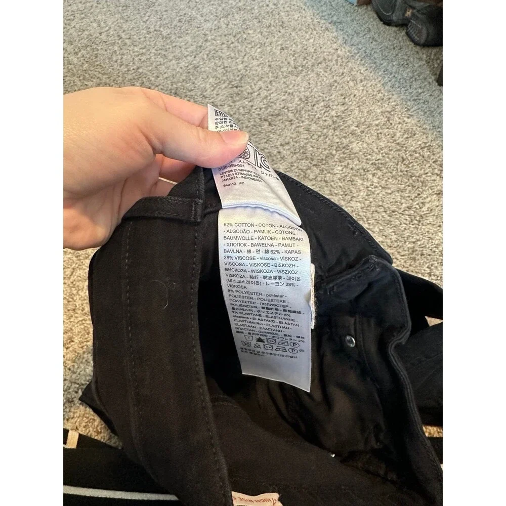 Black Levi’s 721 high rise skinny